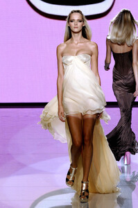 04925_celebrity_city_Versace_Fashion_Show_261_123_563lo.thumb.jpg.79a3ea89bd3fd3f7adffccacf3021c1c.jpg