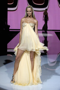 04974_celebrity_city_Versace_Fashion_Show_263_123_352lo.thumb.jpg.4dae1e92bc9baa74f04a1f026def1647.jpg