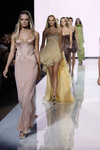 05668_celebrity_city_Versace_Fashion_Show_305_123_368lo.thumb.jpg.4db5e328a040a362a9812c426b794576.jpg