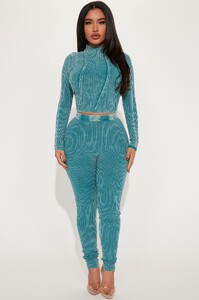 11-16-22Studio3_MS_CG_11-56-10_25_GD3600_Teal_9257_ES.jpg