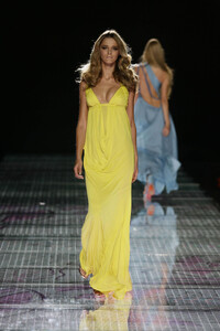 15936_Versace_ss08_494_122_487lo.thumb.jpg.c578a913965507d381ea9cd4661704f8.jpg