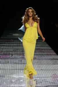 16040_Versace_ss08_498_122_887lo.thumb.jpg.07051f75b2420107aac608ea2bf24937.jpg