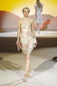 92697_celebrity_city_Valentino_Fashion_Show_101_123_301lo.thumb.jpg.93ca1c25f267a9b9818ea728fd365d12.jpg