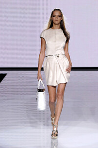 99710_celebrity_city_Versace_Fashion_Show_11_123_504lo.thumb.jpg.22a986b5da02d50d8285903360bbd04e.jpg