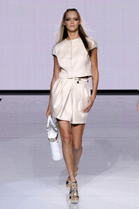 99726_celebrity_city_Versace_Fashion_Show_12_123_401lo.thumb.jpg.93b5810b14577df5a09dd34500d3d9f3.jpg