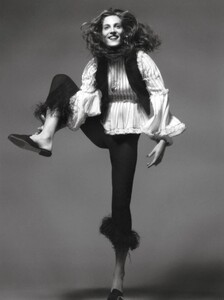 Certain_Sims_Vogue_Paris_March_2017_04.thumb.jpg.e4e16afd35abb6271ecfc30b72472178.jpg