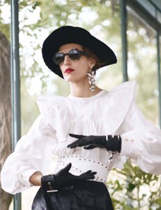 Certain_Sims_Vogue_Paris_March_2017_10.thumb.jpg.964197d89e3e976f0c5afb1ceecf9628.jpg