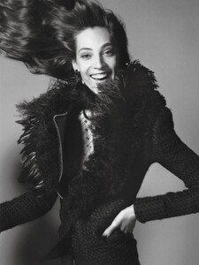 Certain_Sims_Vogue_Paris_March_2017_13.thumb.jpg.92c590047c058a4670bfe84f9cbb4075.jpg
