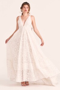 D1436-1043-DEVYN-GOWN-TRUE-WHITE_002.thumb.jpg.d85c44f8ecda60352f195c97431e1231.jpg