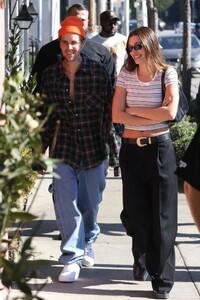Hailey_Bieber_Out_for_Lunch_at_White_Shark_in_West_Hollywood_11_26_2022__1_.jpg
