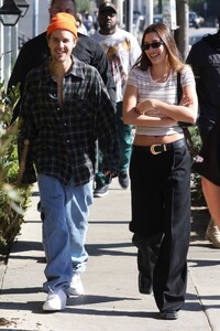 Hailey_Bieber_Out_for_Lunch_at_White_Shark_in_West_Hollywood_11_26_2022__2_.jpg