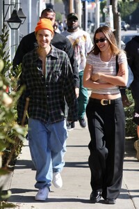 Hailey_Bieber_Out_for_Lunch_at_White_Shark_in_West_Hollywood_11_26_2022__5_.jpg