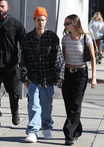 Hailey_Bieber_Out_for_Lunch_at_White_Shark_in_West_Hollywood_11_26_2022__7_.jpg