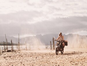 Jansson_Vogue_Paris_March_2017_01.thumb.jpg.9f675122b3c5064024e06ddb9eef24b3.jpg