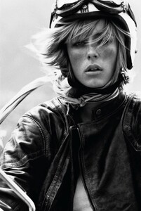 Jansson_Vogue_Paris_March_2017_08.thumb.jpg.42e7d9328b8668f149a31095f87f7e66.jpg