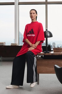 balenciaga-adidas-bella-hadid-sp.jpg