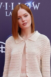 ellie-bamber-willow-premiere-in-lucca-11-01-2022-3.jpg