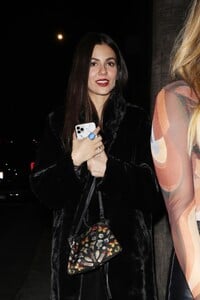 victoria-justice-leaves-fleur-room-lounge-in-west-hollywood-11-13-2022-3.thumb.jpg.b68e1f9308ec59a003dde8e97871a849.jpg