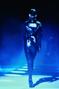 007-mugler-fall-1997-couture-detail-CN00119231.thumb.jpg.dbc787c4a5cdabfed194043f786ac338.jpg