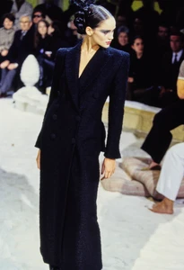 014-john-galliano-fall-1995-ready-to-wear-detail-01-CN10021442-ines-rivero.thumb.jpg.6f8093f59c223a599d91e5f698afb21a.jpg