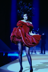 051-mugler-fall-1997-couture-CN00119390-irina-pantaeva.thumb.jpg.08d0a5e1cc1d2c13b65c85f85946b697.jpg