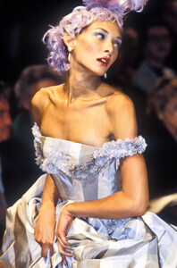 100349499_Givenchy1996HauteCouture100.thumb.jpg.af3691adf0342e90cdb48f5106478c79.jpg