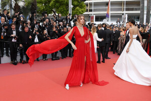 1109527898_JosephineSkriver-CannesFilmFestival2019_05.20LaBelleEpoqueRedCarpet37.thumb.jpg.2d947daeca23e861ff260f0b195d5a8c.jpg