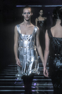 1131751265_VersusbyDonatella1998WomenRTW80.thumb.jpg.689c09a968e36cf70dc4d192758eaf34.jpg