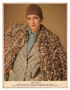 Lisa Crosby wears Nina Ricci couture August 1975 Fashion model Lisa Crosby wears Nina Ricci couture.jpg