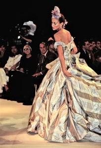 1184272576_Givenchy1996HauteCouture93.thumb.jpg.b8f0315c64c00c2b24088017995be181.jpg