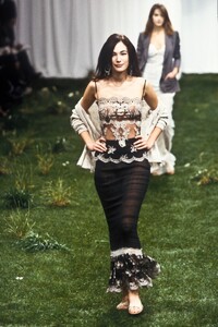 1255658449_EmanuelUngaro1999WomenRTW17.thumb.jpg.7737c2ad0910d7015a754e0df3ee41c2.jpg