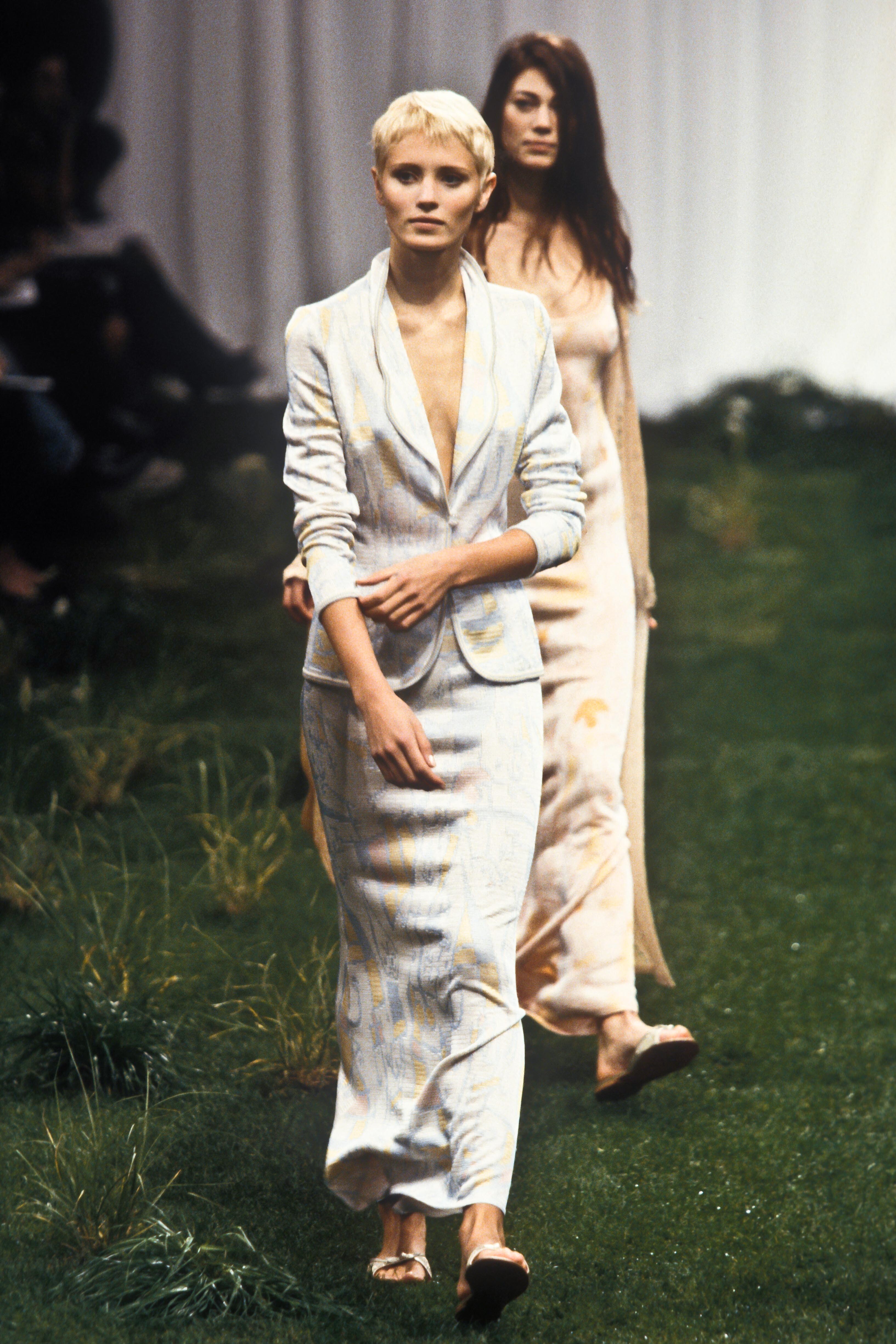 Emanuel Ungaro 1999 Women RTW 82.jpg