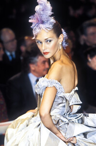 1342622218_Givenchy1996HauteCouture102.thumb.jpg.ae003df381b3304dc50df05e2bbe65f1.jpg