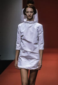 147373598_MiuMiu1998WomenRTW16.thumb.jpg.1bbc1f73daa3feb5bd24b652a658e731.jpg