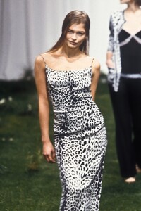 1489095542_EmanuelUngaro1999WomenRTW5.thumb.jpg.15169b0d3ce47d30626f3e5c67d47556.jpg