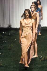 1510456081_EmanuelUngaro1999WomenRTW38.thumb.jpg.11899d6082a6047acb3631d826c714eb.jpg