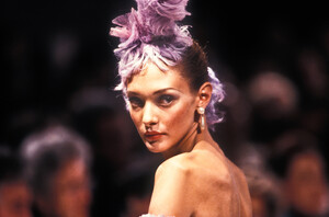 1561643360_Givenchy1996HauteCouture105.thumb.jpg.ce5bcf5173d58cab1bd6c5e856c783bd.jpg