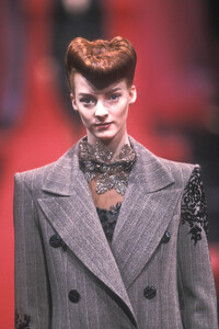 1647593216_ChristianLacroix1998WomenRTW3.thumb.jpg.990c574a1262415a3f2267da3a1e2c11.jpg