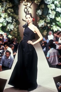 166862145_YvesSaintLaurent1998HauteCouture111.thumb.jpg.704106ab704621f2c40b4f73fc2b5b8f.jpg