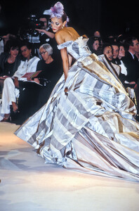 1675357_Givenchy1996HauteCouture94.thumb.jpg.2a912986e7082ddd1ad78f1e5ca5001f.jpg