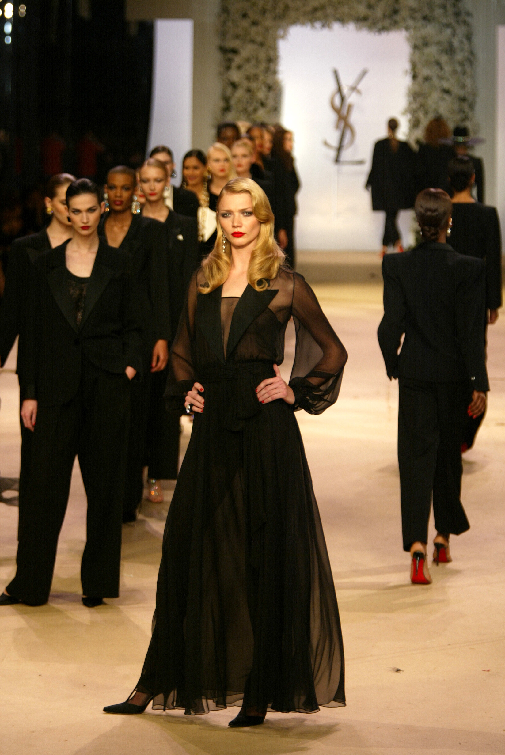 Yves Saint Laurent 2002 Haute Couture 146.jpg