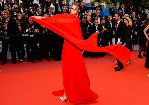 1828605487_JosephineSkriver-CannesFilmFestival2019_05.20LaBelleEpoqueRedCarpet46.thumb.jpg.8ea4a0ae2687ebafe428ba5b87885b24.jpg