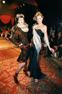 1829870339_carolynpark-chapmancarlabrunigi9713.thumb.jpg.4b22e35438bcdaa49965cfba7a78da26.jpg