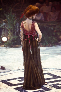 187655730_Givenchy1998HauteCouture36.thumb.jpg.15202cb1226e9e0be9a18d03296615a1.jpg
