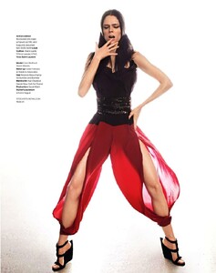 1883308910_CocoRochabyAlexCayley(TheScarletWoman-TheSundayTelegraphSpring2011)9.thumb.jpg.06e013e65a7bab9223ea8aab431104cc.jpg
