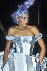 189070021_Givenchy1996HauteCouture98.thumb.jpg.3e4b3b933a93d36d3d5fc7e29f76e1f6.jpg