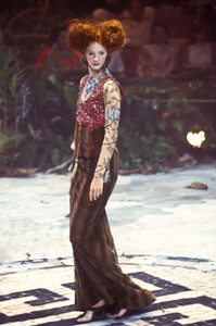 1908712708_Givenchy1998HauteCouture35.thumb.jpg.555ac30128fedfb50ddc3f68811f4585.jpg