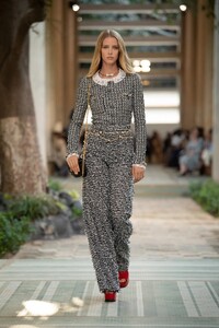 aby 00056-chanel-pre-fall-2023-credi.jpg