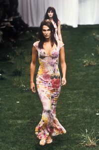 2055578205_EmanuelUngaro1999WomenRTW49.thumb.jpg.fcd67e5a065aeb175897f5a01f76a393.jpg