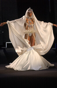 2117261828_lizettesthilairescherrerss2003couture----.thumb.jpg.60ae9b12fc3b07899263686261b8d830.jpg
